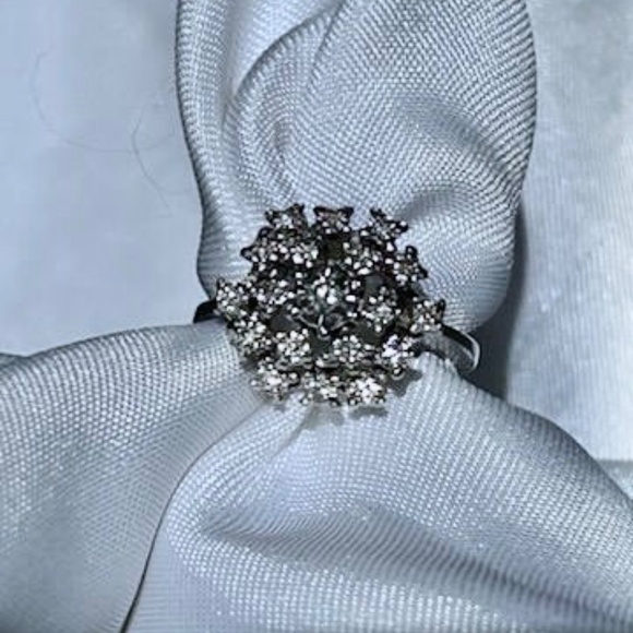 Solid 18K White Gold Diamond Cluster Ring Sz 7 - Picture 6 of 8